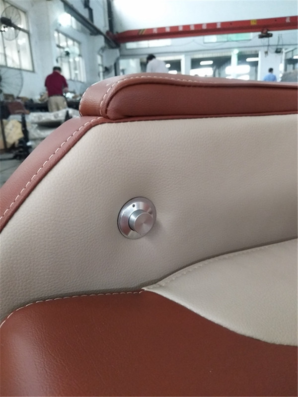 Les sièges classiques des bus touristiques et les ceintures à trois points sont faciles à installer et ont un design ergonomique.