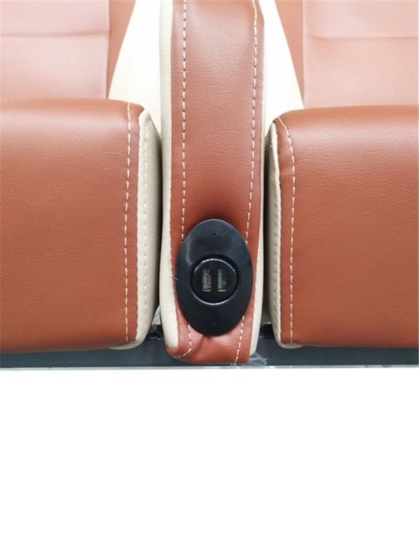 Les sièges classiques des bus touristiques et les ceintures à trois points sont faciles à installer et ont un design ergonomique.